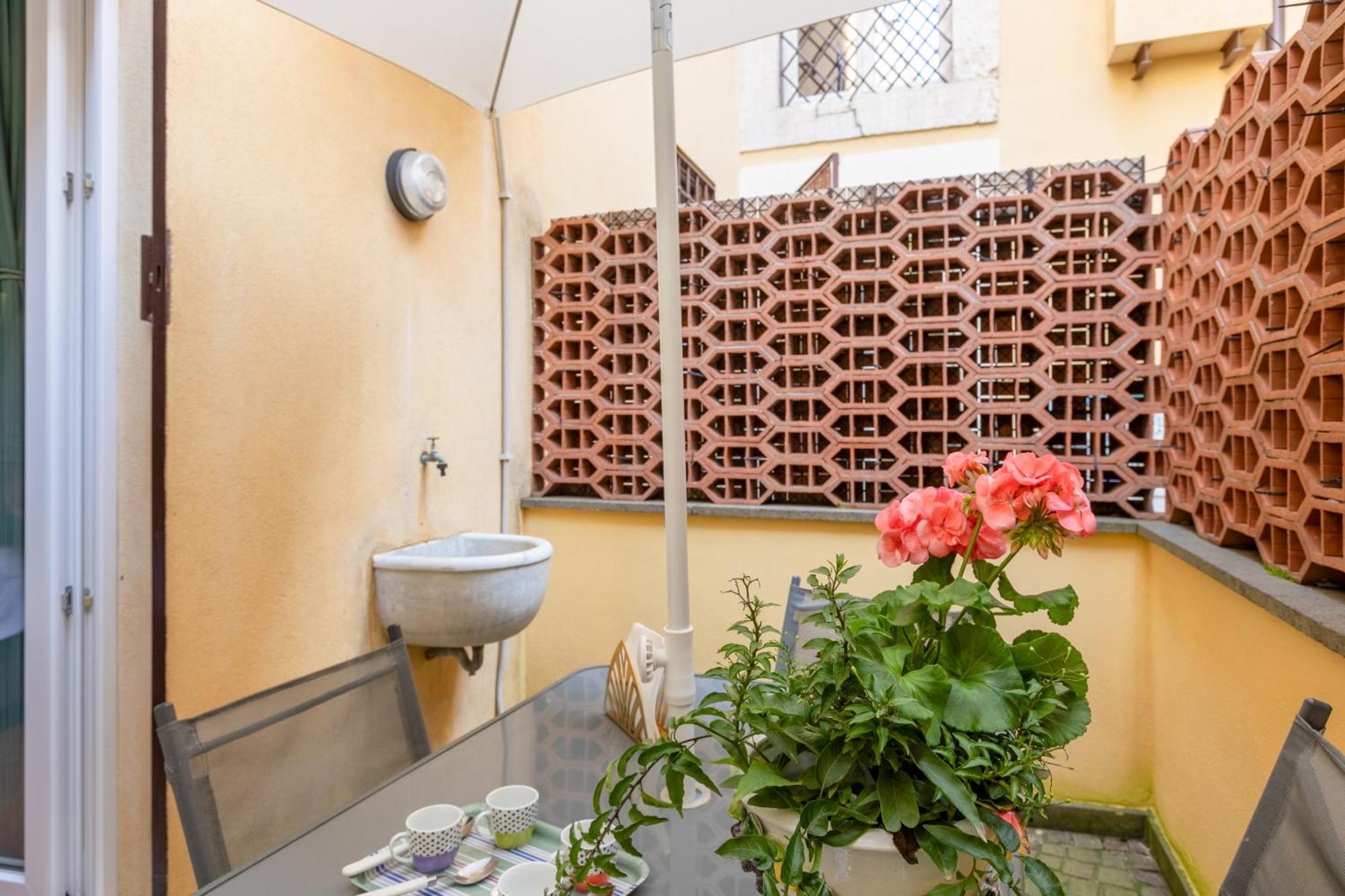 Quiet Trevi Fountain Apartment With Patio And Backyard Rome Exterior photo