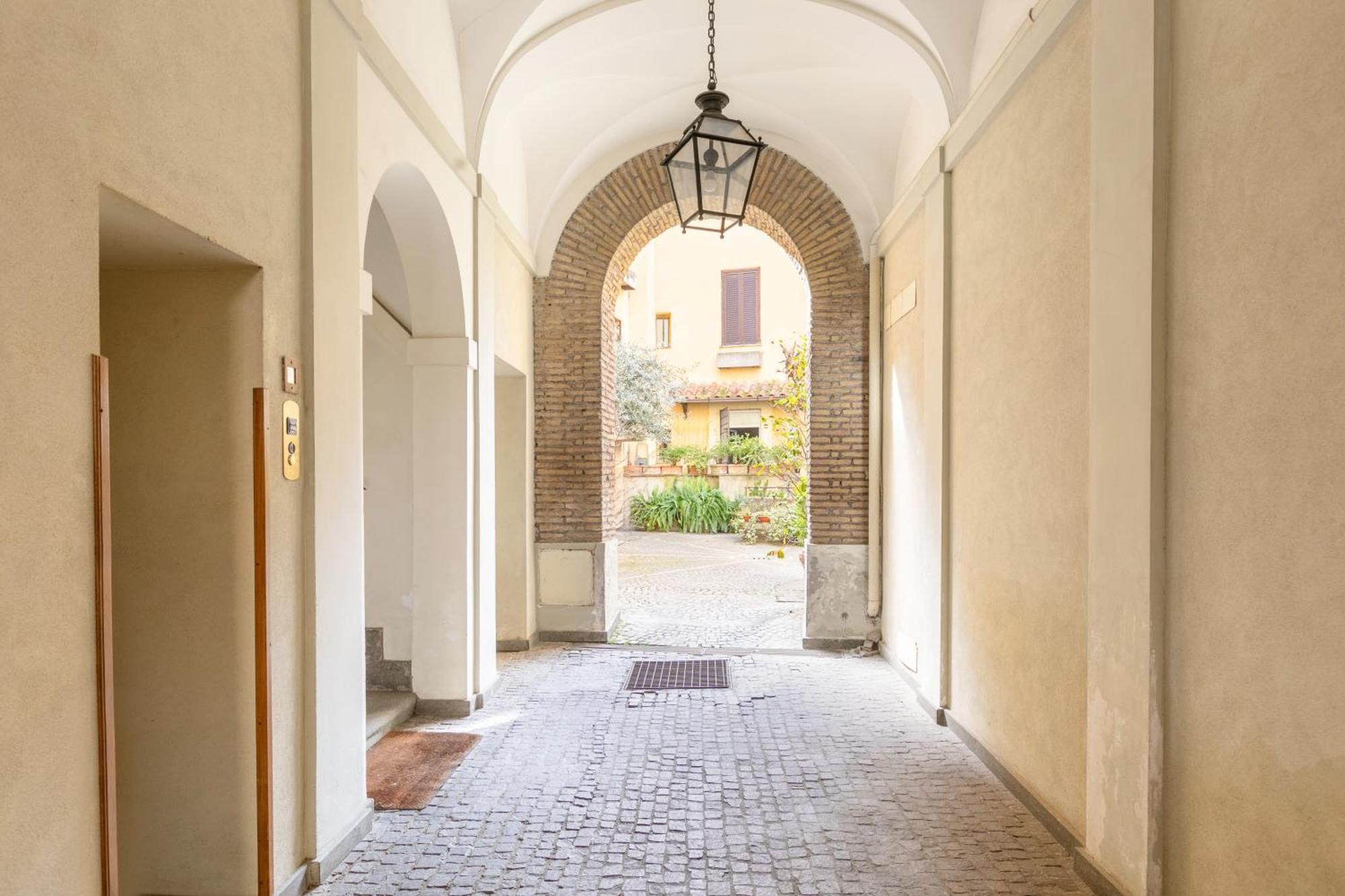 Quiet Trevi Fountain Apartment With Patio And Backyard Rome Exterior photo