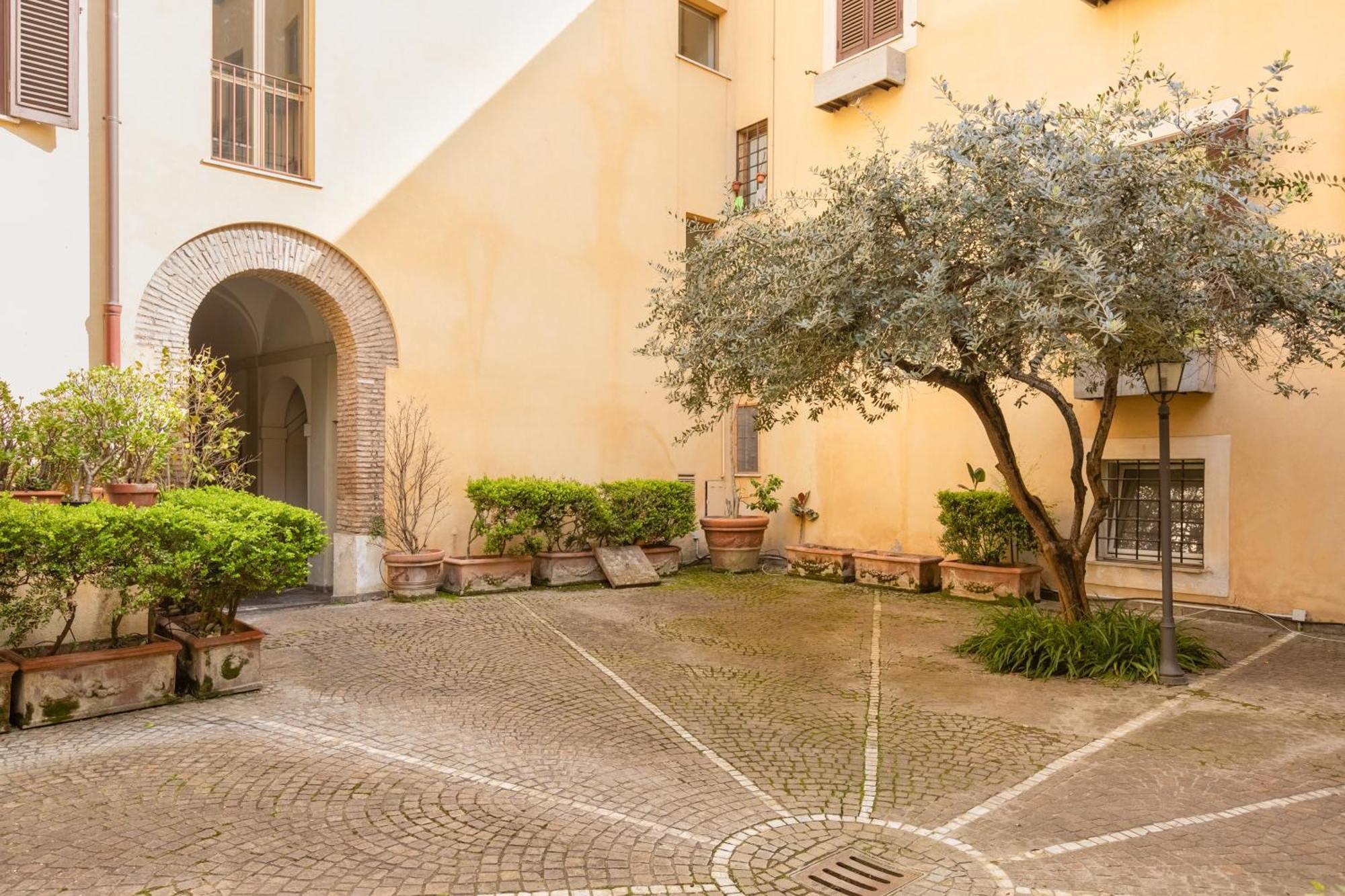 Quiet Trevi Fountain Apartment With Patio And Backyard Rome Exterior photo